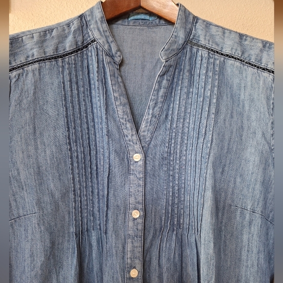 J.Mclaughlin Womens Blue Denim Pintuck Top. Size XS - Picture 3 of 7